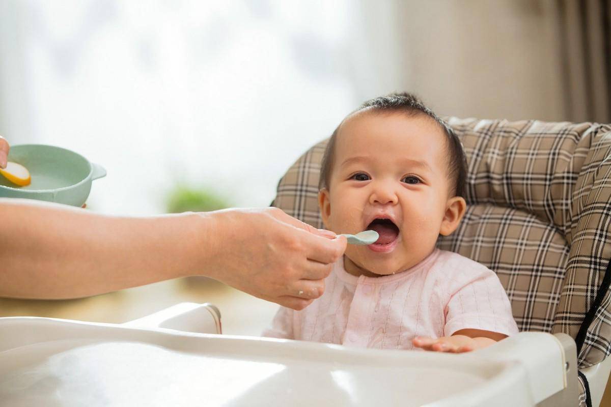 关于婴儿辅食添加的时机，是否可以在五个月内开始？